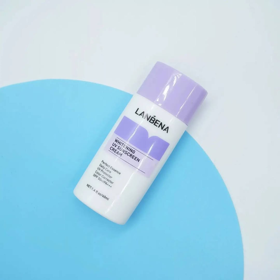 Textura não oleosa que protege e clareia ao mesmo tempo.