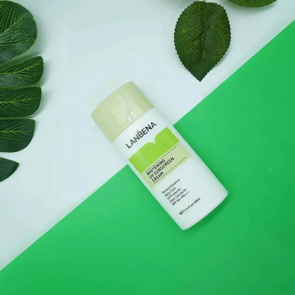 Hidrata, clareia e protege contra os danos do sol.