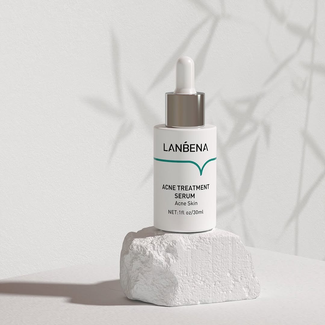 Frasco do Sérum Antiacne Lanbena com fundo branco minimalista