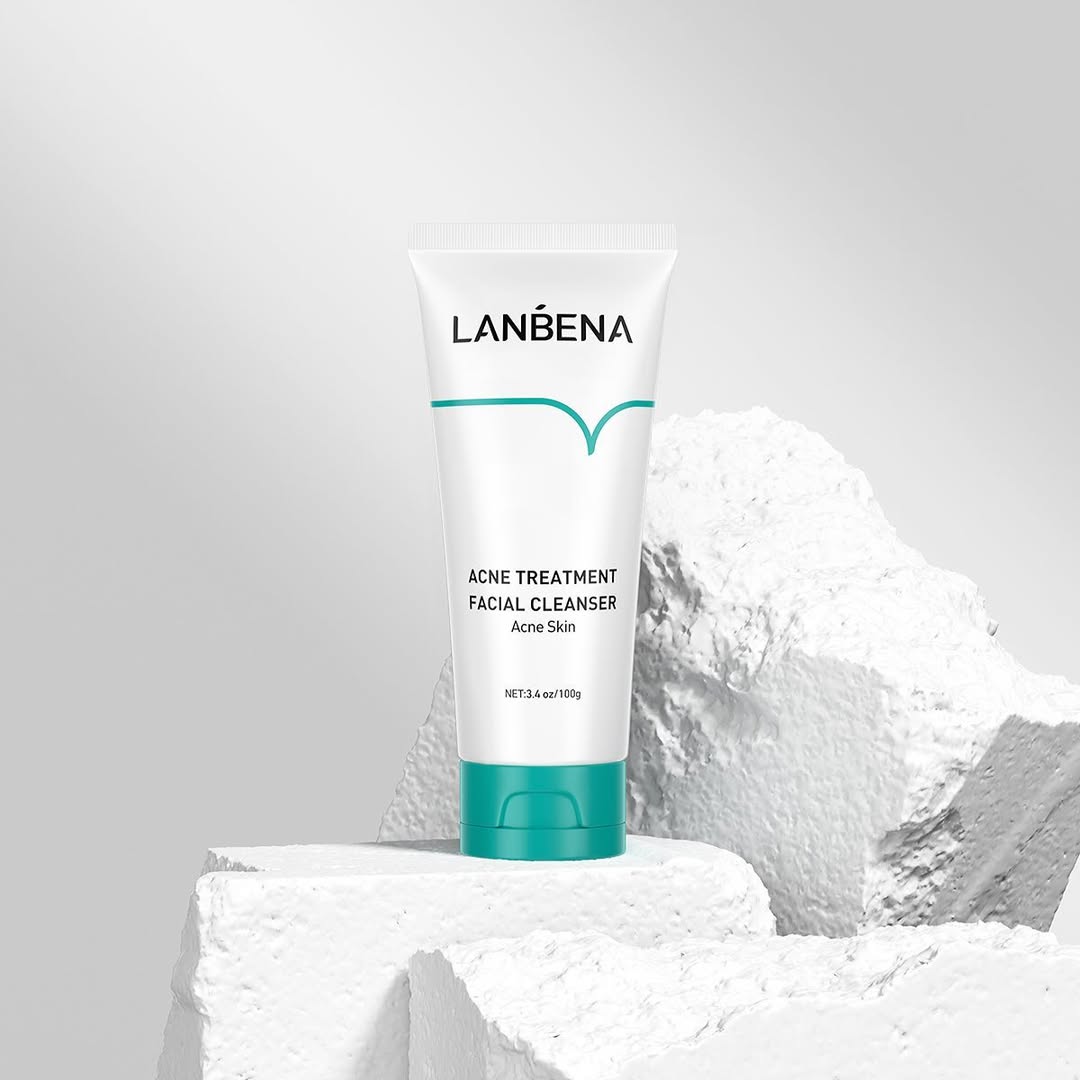 Aplicação do tônico facial Lanbena com algodão em pele oleosa, rotina de cuidados