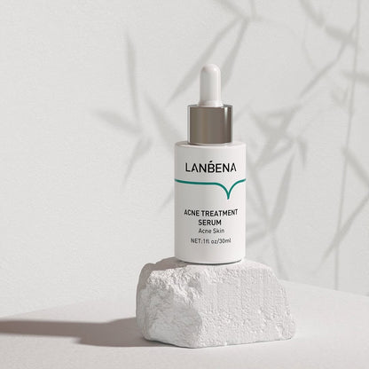 Frasco do Sérum Antiacne Lanbena com fundo branco minimalista