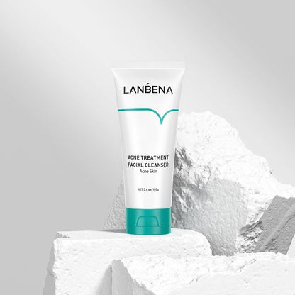 Aplicação do tônico facial Lanbena com algodão em pele oleosa, rotina de cuidados